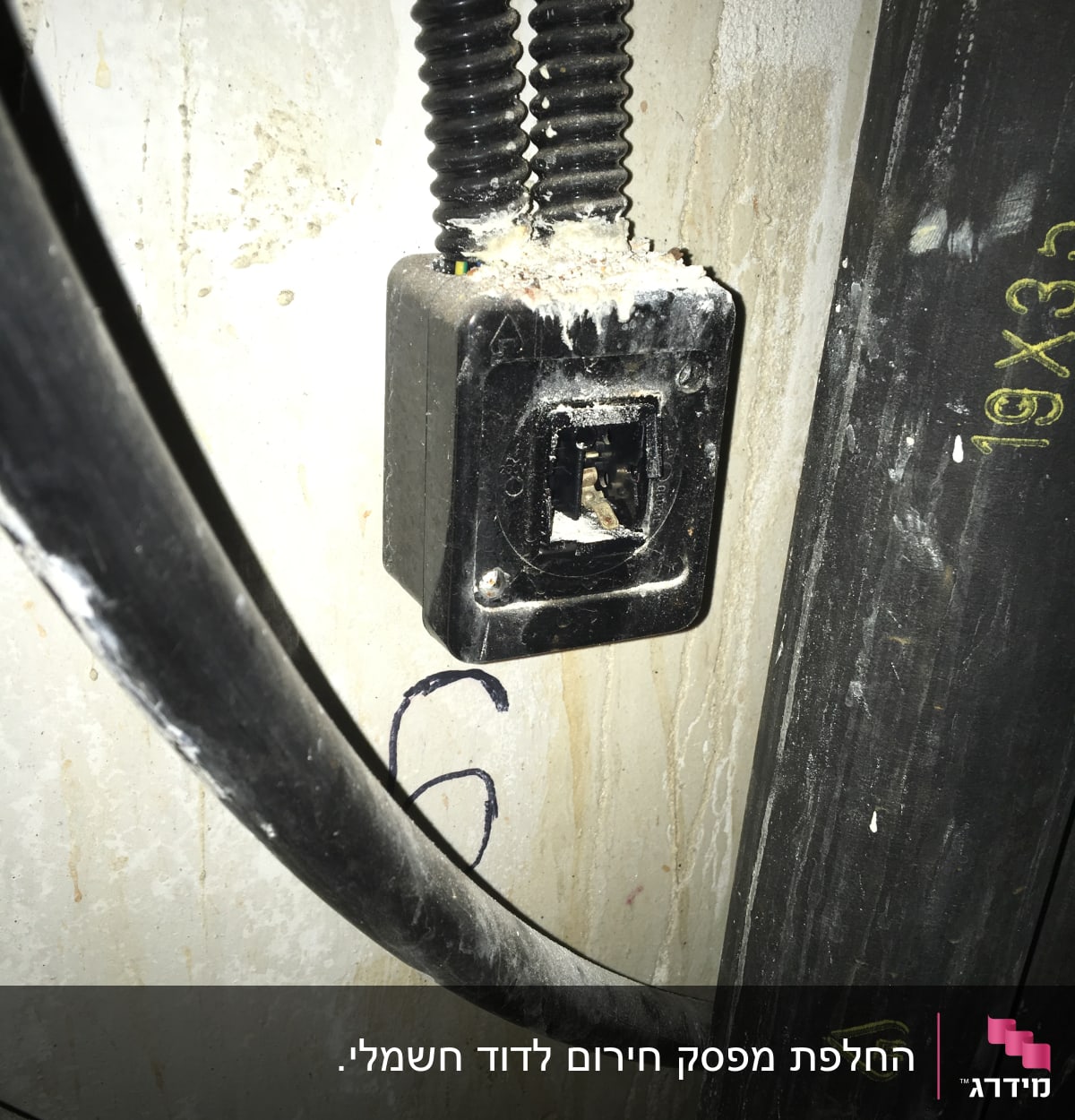 שקע חשמלי עם חוטים חשופים על קיר